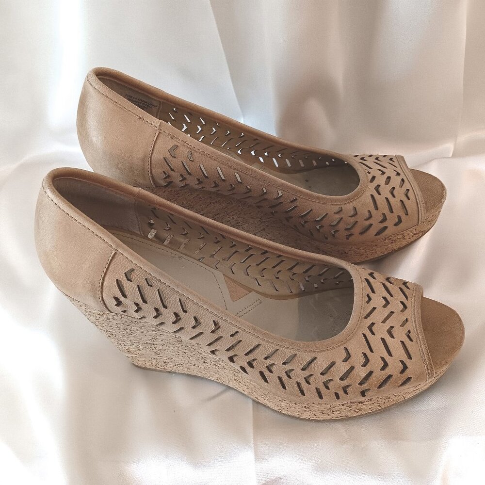 EUC 💥 ADRIENNE VITTADINI PEEP TOE LEATHER WEDGE PUMPS CORK 4" ~ SIZE 9.5